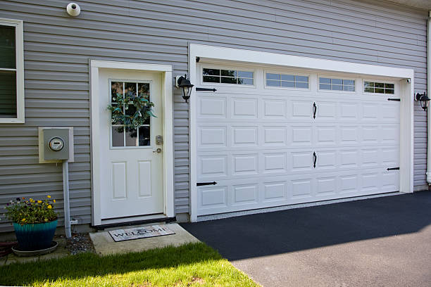 24/7 Emergency Garage Door Panel Replacement experts in Kechi, KS